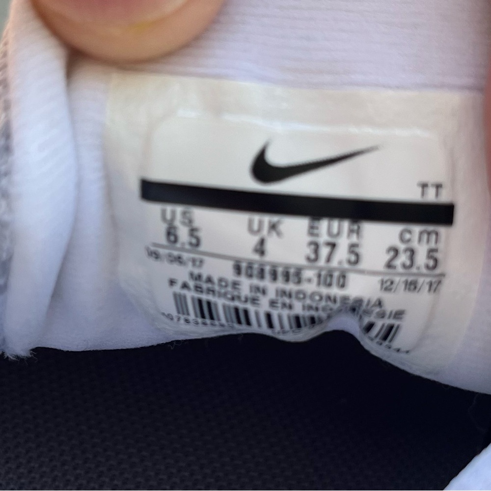 Women’s Nike shoes - Picture 3 of 3